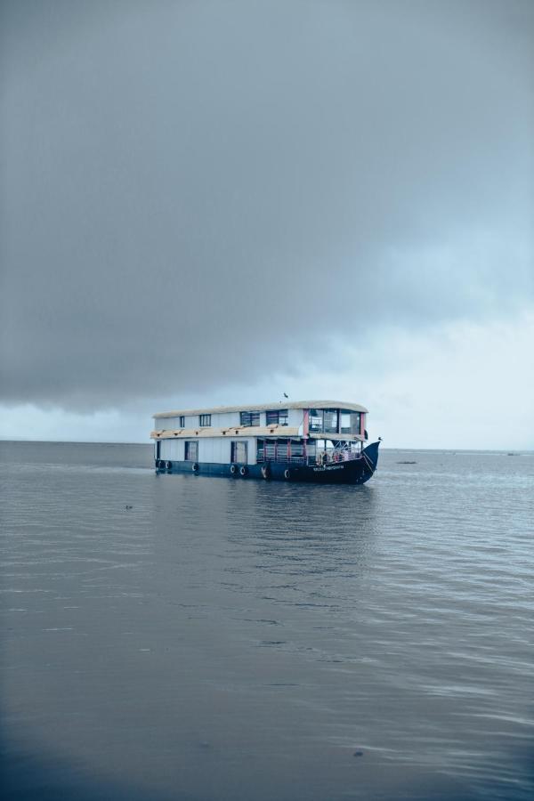 Готель Harmony Houseboats Alappuzha Екстер'єр фото